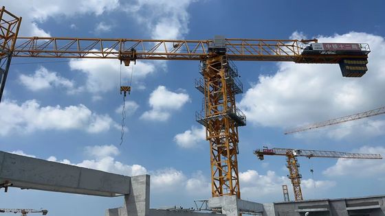 7025 12 ton QTZ250 Gebruikte toren kraan met 70m jib en L68 mast gemaakt in 2021 jaar